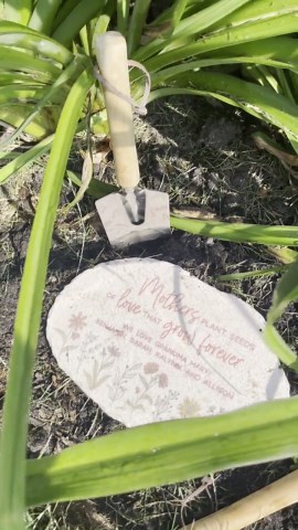 Personalized Flower Garden Stone | Custom Engraved Mother’s Day Gift for Mom or Grandma | Floral Garden Stone Gift for Gardeners | Boom - Etsy