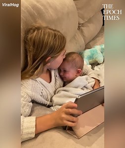 This baby looks at her sister with so much love and adoration. 🥰 Credit: Krystine Kemp via ViralHog | Bright