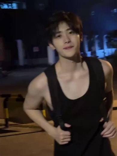 sdrtyu (@sdrtyu33)’s videos with 上热门话题5,000亿播放 - 王晓雅