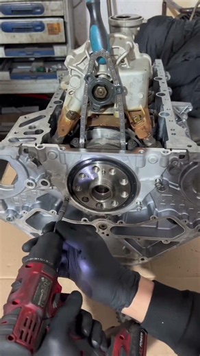 Der 4,4-Liter-V8-Benzinmotor von BMW leistet 410 PS. #KasemAutoservice #steuerkette #BMW