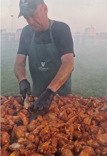 Largest serving of chicken wings - 425 kg (936 lb 15.4 oz) by @LaProvincia.Ro | Carmistin - The Food Company 🇷🇴 A team of 25 chefs and 50 support staff prepared the wings, and all 425 kg were served free of charge to over 3000 attendees at the Nibiru amusement park in Costinesti, Romania.