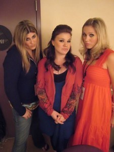 Kelly Clarkson teams with backing singers for Almost Famous project: Pressparty
