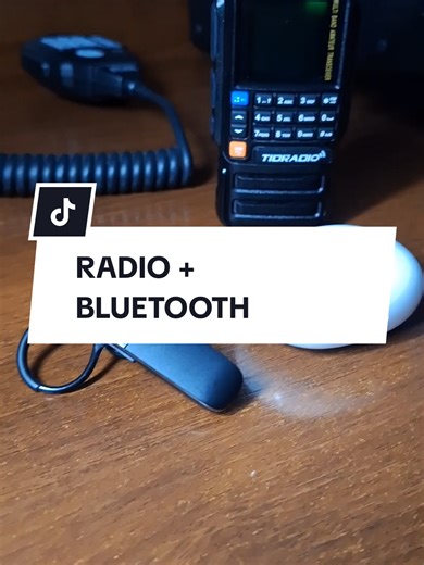 Trzeci odcinek serii o Tidradio H3 Plus 📻 Tym razem Bluetooth w praktyce – bez marketingu i bez teorii. W tym materiale pokazuję: 👉 jak działa Bluetooth w tym radiu 👉 że to nie tylko programowanie z telefonu 👉 ale też możliwość podłączenia słuchawek, zestawu nagłownego czy PTT To nie jest jeszcze test zasięgu ani jakości dźwięku – to pierwsze realne spojrzenie, czy Bluetooth w radiotelefonie ma sens, czy jest tylko dodatkiem „na papierze”. W kolejnych odcinkach: 🔹 programowanie z telefonu k