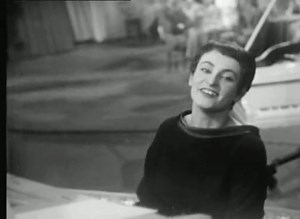Voici l'une des premières apparitions de Barbara à la télévision. Alors agée de 28 ans, elle interprétait sa chanson 'J'ai troqué' dans l'émission "Cabaret du soir", animée par Micheline Sandrel et Colette Mars. | Barbara