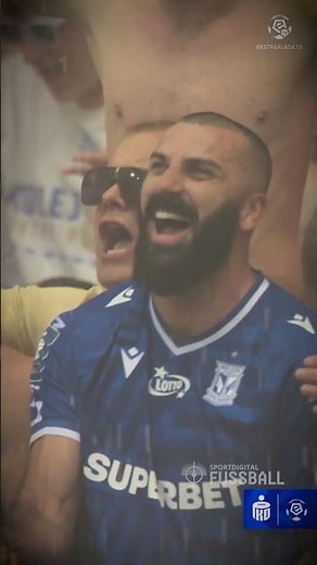 Mikael Ishak feiert die zehnte Meisterschaft von Lech Poznań gemeinsam mit den Fans! 🍾🏆🎉