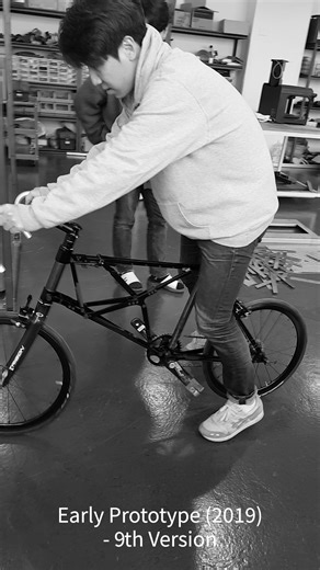 Early Prototype (2019) – 9th Version Yeah, I thought the project was nearly done — just a few more months to finalize some details. I didn’t know it would take an additional seven years..... MIKALON is engineered to be fast on the road (gear inches 30–109). We prioritised performance on the road. No caster wheels. The drop bar is standard. #mikalon #mikalonbike #20inch #minivelo #sprinter #handmadebike #studioilhoonroh #altair #foldingbike #seperablebike #titanium #titaniumbikes #simsolid #inspi