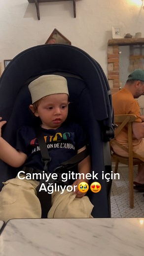 İrem Şen Yılmazer on Instagram: "Alaçatıdayken cekmiştim birlestirdim😃 Pastanede otururken yatsı ezanı okununca Beyefendiyi tutmak ne mumkun😍 Gitme diye şaka yapıyorum tabikii ♥️ #keşfetteyiz #reklam #instagram"