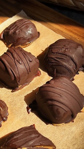 sanja zelenović👩🏼‍🍳 on Instagram: "🍦Kikiriki Vanila Sladoled Kocke🍦 Ko čeka taj i dočeka je definitivno poruka dana jer meni je stigao @peachperfect.rs Kikiriki Puter u prahu! Najveća prednost je što je izuzetno pogodan za sve koji su u kalorijskom deficitu jer ima znatno manje kalorija, a čak 41g proteina na 100g ☀️ dovoljno je jednom da ga probate da se navučete koliko je ovo dobra stvar 🤤 🥜Recept: ▫️1/2 šolje @peachperfect.rs kikiriki putera u prahu ▫️150g grčkog jogurta ▫️1/3 šolje ja