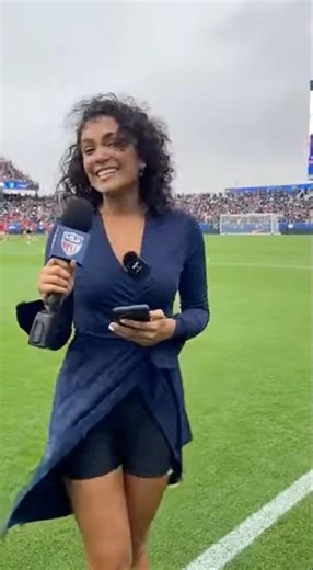 EPIC Wardrobe malfunction 😬- Reporter worst nightmare