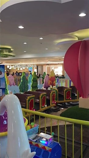 kereta api mini warna merah di taman