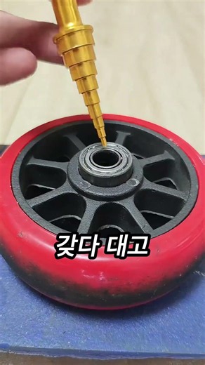 베어링 빼내려고 무식하게 볼트 대고 망치질하고 계시나요?