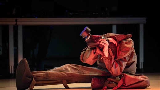 À Montpellier, "The Cloud" mêle mémoire nucléaire et dérives numériques : quand le corps lutte face à l’invisible