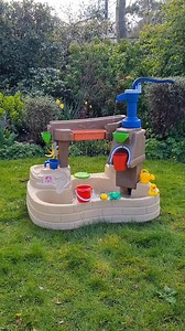 Was ein Spielspaß! 😍 DE: bit.ly/3O1gh7v AT: bit.ly/41t9YfS CH: bit.ly/42O30mK Mit dem Wasserspieltisch Pump & Splash Discovery Pond mit Wasserspielzeug von Step2 wird es euren Kleinen im Garten definitiv nicht langweilig! 🥰 | Smyths Toys Superstores DACH