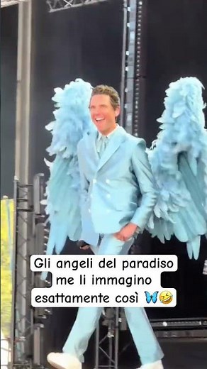 Boni e con tante ali 🤣 #mika #angelo #concerto #bono #cantante #vestito #musica #live