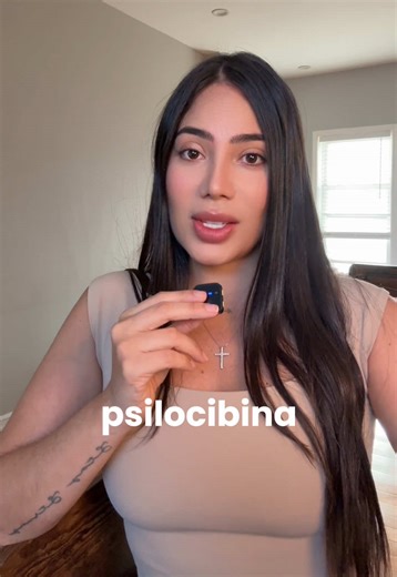 La psilocibina no es una salida fácil. No te rescata, no te soluciona la vida y tampoco hace el trabajo por ti. Te muestra. Te confronta. Te despierta. Y ahí es donde muchos se pierden. Porque no es difícil sentir claridad en la experiencia… lo difícil es sostenerla cuando vuelves a tu vida real. Cuando ya viste, no puedes dejar de ver. Y seguir haciendo lo mismo empieza a pesar. La diferencia no está en la medicina. Está en lo que haces después. #Psilocibina #DespertarConsciente #SanaciónReal #