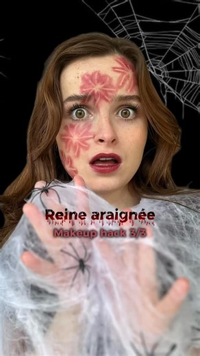 Pomponne • Le makeup-soin de référence on Instagram: "Pomponne Makeup Hack Halloween 3/3 🕷️ Un makeup d’Halloween facile & rapide ? Bien sûr que c’est possible avec Pomponne ! Pour réaliser ce makeup de reine araignée vous aurez besoin : - 1 rouge à lèvres hydratant Pomponne Prune - 1 pinceau estompeur (pinceau yeux) - 1 araignée décorative (ou pochoir si vous avez) 💡 Placez l’araignée sur votre visage (où vous voulez) et passez le pinceau imprégné de rouge à lèvres dessus pour marquer sa form