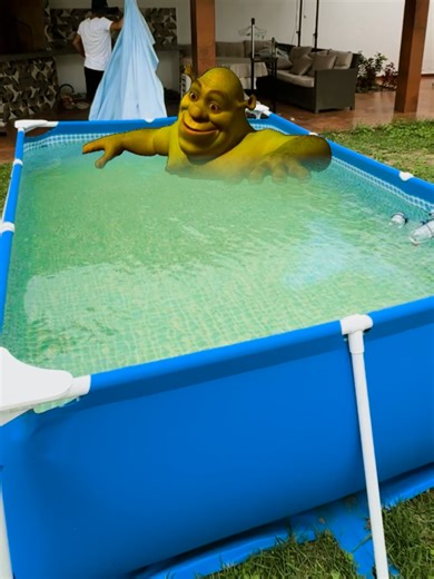 Quité el Cobertor y el Fondo Estaba Verde 😱 Cómo Recuperar una Piscina Hasta Dejarla Cristalina Retiro el cobertor de mi piscina y me encuentro con el fondo completamente verde. Esto es muy común cuando la piscina pasa tiempo tapada sin mantenimiento adecuado. En este video te muestro cómo recuperar una piscina con fondo verde paso a paso, incluso cuando el filtro es pequeño y se satura rápidamente. 🔧 PROCESO COMPLETO DE LIMPIEZA ✔️ Primero añado pastillas de tricloro para iniciar la desinfecc
