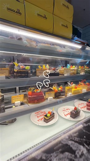 LEGOLAND® has tasty bites for every craving — from quick snacks to full family feasts. 🍔🍕🥗 Fuel up & keep the fun going! 🎢 Explore: https://www.legoland.com.my/explore/theme-park/dining/ #MYLEGOLAND #FOODIES #EAT #LEGOLANDMalaysia | LEGOLAND Malaysia