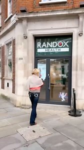 Anthea Turner on Instagram: "Blepharitis has been for 12 months the scourge of my life but no more - This is about what I’ve done ope it helps you. Ali Mearza at OCL Vision London so he was my first stop. He quickly identified my problem and handed me over to Miss Susan Sarangapani one of his specialities. Susan explained mine was multifactorial; Hormonal Age Triggering atmospheres Blockage of the eyes oil glands Narrow tear ducts (who knew!) She gave me the best advice and I followed the regime