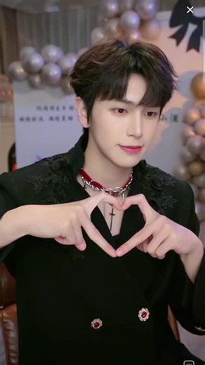 如果你喜欢 Jolly Roger， 欢迎在 Douyin 找到他的官方账号👇 账号名：罗杰_RL ID：595567393 一起加入直播吧✨ 这里有最燃的舞蹈🔥 也有最温柔、最治愈的歌声🎶 #罗杰_RL #jollyroger 💗 #douyin #fyp #viral