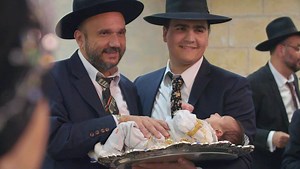 2.9K views · 15 reactions | En Israël, Philippe Desrosiers a assisté à un événement plutôt rare, celui du rachat du bébé, un rituel juif qui ne peut être célébré que pour le premier garçon d’une famille.  La vie en quatre temps, mardi 21h. | TV5.ca | Facebook