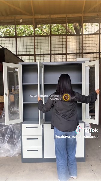 Lemari Arsip Besi 3 Pintu: Solusi Penyimpanan Terbaik