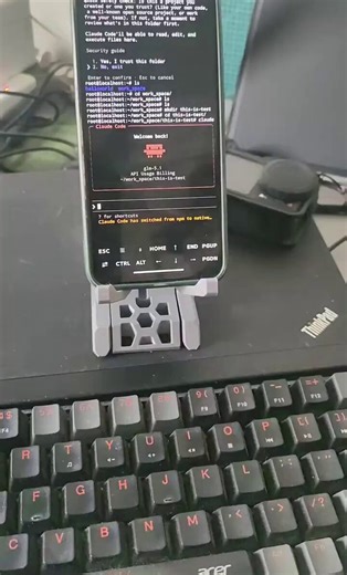 想象一下：你住在某个小城市，桌上一台 MacBook，口袋里一部 iPhone，手里就一个 AI 订阅账户。没有员工，没有销售团队，没有公司账户。你的"办公室"就是 MacBook 上一个普通文件夹，外加一把 API key——这把 key 同时也接到你 iPhone 的 Claude Code 里，所以人在哪儿都能干活。你给自己写了一段"开工指令"，最后一句很直白："如果哪一单可能成交超过 3,000 美元，或者今天某个行业的回复率掉到 12% 以下——停下来叫醒我。"按下回车，七个 AI"小员工"开始替你跑活：Scout（找客户的）——在 Google Maps 上一家家翻，专挑那种"开了 5 年以上、评分挺高、但评论不到 50 条、要么没网站、要么网站还是 2014 年风格"的小生意。这种店通常是不懂网络营销的好手艺人，正是最需要帮助的人。Diagnoser（诊断的）——接过名单，给每家写一段 50 字的"病历"：你哪里做得好、哪里在漏客户，再配一句 70 字以内的开场白。Builder（搭样品的）——挑出今天最有戏的 5 个潜在客户，用 Lovable 直接给他们搭一个新网站的
