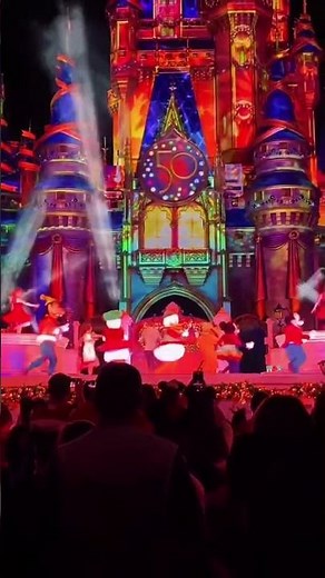 Donald Duck Finally Arrives to Mickey’s Very Merry Christmas Party!