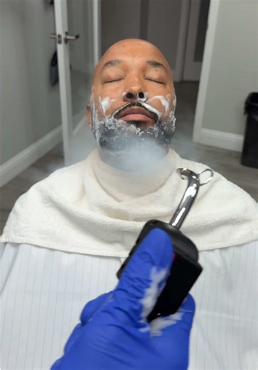 Shaving your head stresses the scalp. You don’t feel it immediately. You feel it tomorrow. That’s why the process matters. With coarse curly hair, pressure, direction, and recovery determine what shows up on Day-2. Bumps. Burning. Irritation. Or a calm scalp. Day-2 tells the truth. #smoothcrownformula #RazorBumps #houstonbarber