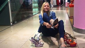 BILD beim Härtetest | So geht es: Richtig laufen in Monster-High Heels