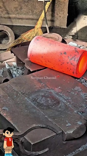 Baja ini dipanasin sampai hampir cair — baru bisa dibentuk 🔥 Teknik hot forging udah dipakai selama ribuan tahun, dan sampe sekarang masih jadi cara terkuat untuk bikin komponen logam. Tekanan ratusan ton dalam hitungan detik mengubah baja biasa jadi sesuatu yang lebih kuat dari apapun. Piston mobil lo? Dibuat kayak gini. Komponen pesawat? Sama. Save kalau lo suka konten proses industri 👇. #fyp #foryou #foryoupage #viral #faktaunik