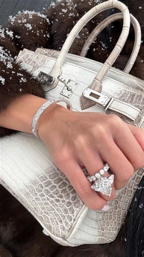 Alleksandra S. on Instagram: "Ceva modest 😅"