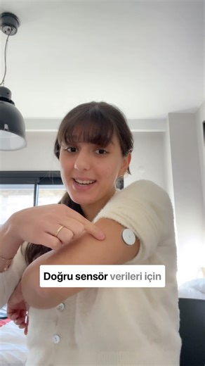 Dyt.Serra Murat on Instagram: "Sensör şekeri nasıl ölçüyor biliyor musun? Sürekli glukoz ölçüm sensörleri (CGM), kan şekerini doğrudan kandan ölçmez! Cilt altına yerleştirilen sensör, interstisyel sıvı dediğimiz doku sıvısındaki glukoz seviyesini ölçer. Yani sensör verisi = Cilt altı sıvısındaki şeker miktarıdır. Peki buradaki sorun ne? Yeterince su içmediğinde: → Doku sıvısı azalır → Ölçüm kalitesi düşer → Sensör ile kan şekeri arasındaki fark artar → Gecikmeli ve hatalı sonuçlar görülebilir Se