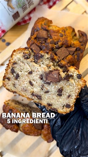 Giuseppe Maiello on Instagram: "🍫 BANANA BREAD 5 INGREDIENTI ❌ Senza lattosio, senza zuccheri aggiunti! 😋 Questo banana bread è il PIÙ AMATO del momento, super soffice, SI SCIOGLIE IN BOCCA; un plumcake facilissimo, pronto letteralmente in due minuti! È la colazione/merenda perfetta! Che aspetti a salvare la ricetta⁉️📲 Lascia un “MI PIACE” è il tuo modo di dirmi grazie 🙏🏻❤️ ✌🏻 Seguimi @giuseppe_healthy Ingredienti: 3 banane 1 uovo 80ml olio 180g farina 1 cucchiaini lievito per dolci Facolt