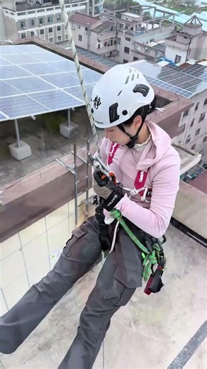 Speed Down with Confidence: Essential Abseiling Techniques Explained