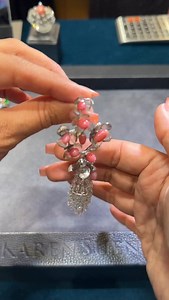 A magical combination of conch pearl and diamonds in this pair of sculptural earrings with matching cocktail ring from “Perfect Pearl” collection 🩷🤍🩷 ••••••••••••• #KarenSuen #KarenSuenFineJewellery #JewelleryDesigner #BespokeJewels #Pearl #ConchPearl #PearlRing #Gemstone #Diamond #HighJewelry #Singapore #Bahrain #Kuwait #Dubai #Doha #Qatar #Malaysia #Indonesia #Taiwan #AbuDhabi | Karen Suen Fine Jewellery