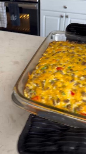 TURKEY SAUSAGE BREAKFAST CASSEROLE ✨ easy to make, light on the macros, perfect for meal prep. Even has a few veggies snuck in there 🫑 Ingredients: 1 lb Jennie-O turkey sausage 1/2 small yellow onion (100 g) diced 1 large red bell pepper (200 g) chopped 5 cups frozen shredded hash browns (420 g) 2 1/4 cups egg whites (552 g) 2 large whole eggs 1/4 cup milk of choice (60 g) I used unsweetened almond 2 tsp garlic powder 2 tsp ranch seasoning mix (or seasoning of choice) 2 tbsp chives or green oni