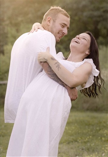 Locked and loaded 📸 For this session we shot just before/during golden hour, kept the posing natural and movement-based, and leaned into warm tones to bring out that soft mama glow. I will forever love sessions where we slow down, breathe, and let real moments unfold. Can’t wait for more maternity sessions this spring/summer. This mamas baby is almost 1!! 🥹 #maternityphotographer #photographer #videographer #maternityphotoshoot #momtobe