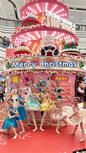 Lithe Ballet Academy on Instagram: "💜「The Wai - 聖誕歌聲馬拉松2025」💜 我們的芭蕾小舞者，在 「The Wai - 聖誕歌聲馬拉松2025」 的舞台上，完成了一場 開心又漂亮 的聖誕慶典演出！✨ 看著她們自信地起舞💃🏻，用每一個優雅的動作傳遞節日的歡樂，我們的心裡滿是感動與驕傲。這次寶貴的舞台經驗，一定會成為孩子們成長中難忘的光亮回憶。 衷心感謝 圍方 The Wai 的邀請，讓孩子有機會在這麼棒的舞台上展現自己！ 也感謝每一位到場支持的家長、親友，你們的掌聲和笑容，是給孩子們最溫暖的禮物。🎉 🎄這個聖誕，因你們的舞步而更加閃亮💕。 期待未來在更多舞台上，繼續見證你們發光發亮！ #litheballet #萊芭蕾 #聖誕歌聲馬拉松2025 #圍方TheWai"