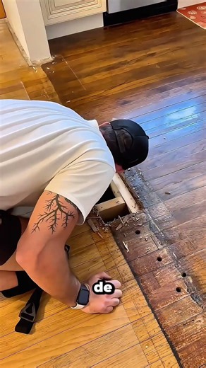 Reparación de suelos por cuenta propia: ¡un descubrimiento inesperado! 🚧🐀 #satisfying #diy