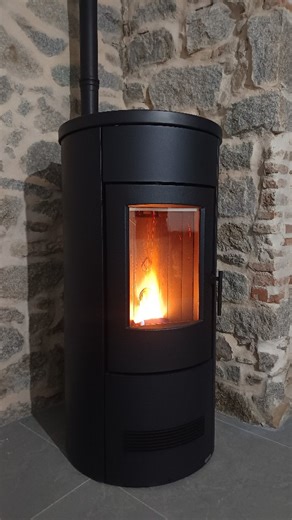 Fontanería Hermanos Arévalo SL | 🔥 Instalación de estufa de pellets P130 T – Hermanos Arévalo Hay hogares donde el calor no solo se siente… también se integra. En esta... | Instagram