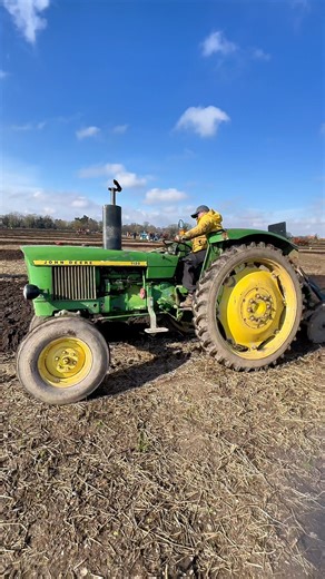 John Deere 1120 tractors working in the field at the Collingham ploughing match | Pro Horizon Farming Content
