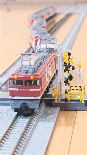 Nゲージ特急貨物列車通過後点線するEF81 95！開かずの踏切😋#shorts