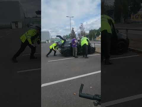 We catch police officers in action during vehicle checks!