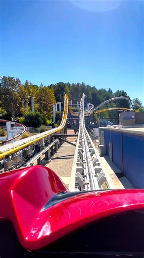 4 LAUNCHES on West Coast Racers! 🙂‍↔️ This coaster always has a long line… but is it worth it? What do you think? 🙌🎢 🎥: National Coasters® Coaster Name: West Coast Racers • Park Name: #SixFlagsMagicMountain • Fun Fact: West Coast Racers has 30 train interactions, which include 14 track crossings and one “high-five” element across two laps around the course. • Opening Date: January 9, 2020 • Closing Date: Still in operation • Location: Valencia, #California, United States • Manufacturer: Prem