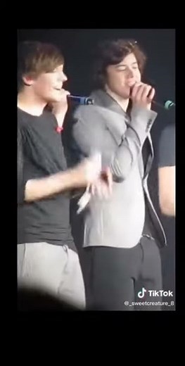 Louis and Harry while singing Grenade Live #larrystylinson #louistomlinson #harrystyles