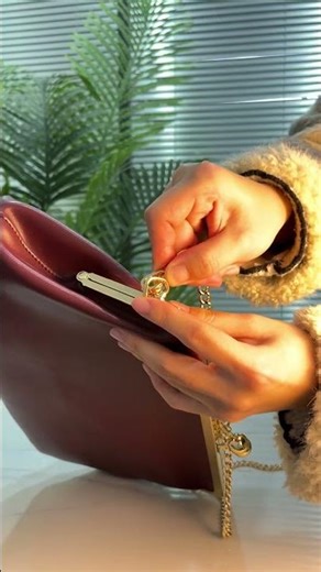 My Bag Only Opens With a Kiss. (Here’s Why It’s Genius)