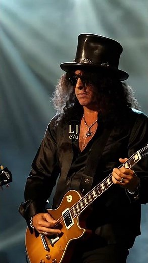 Slash & Duff Stun the Rock Hall! Unforgettable GNR Moment 2012 ⚡🔥