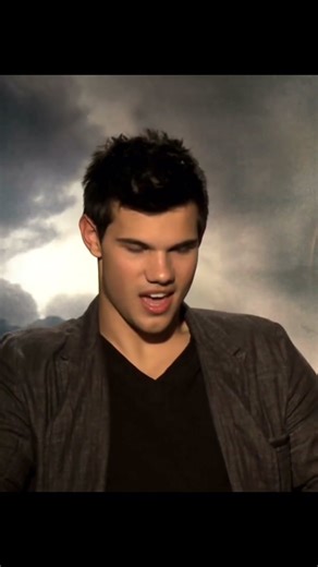 Taylor Lautner Kiss Scene in Eclipse Saga