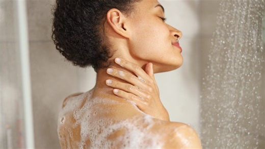 Douche le matin ou le soir ? Voici l'heure idéale à laquelle se doucher pour mieux dormir selon un médecin